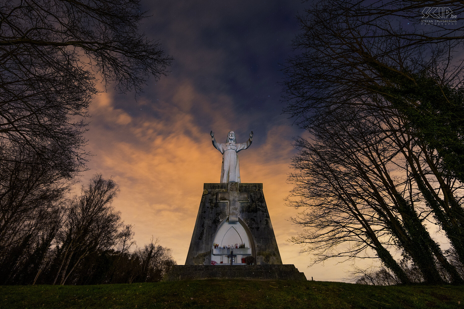 Hageland by night - Heilig Hart-beeld in Assent Het Heilig Hart-beeld is een afbeelding van Jezus Christus die uitkijkt over Assent, een deelgemeente van Diest. Het beeld staat op de heuvelrug van het Prinsenbos in Bekkevoort. Stefan Cruysberghs